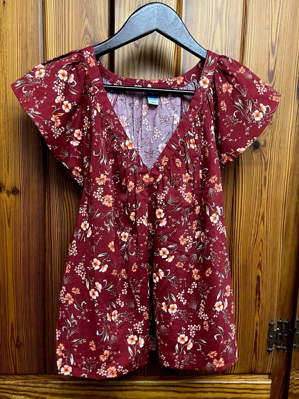 Old navy  Floral V-Neck Short Sleeve Top - flutter sleeves, Burgundy small